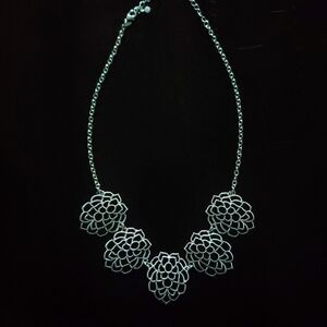 Avon Monarch Petals Collar Necklace Silvertone NEW